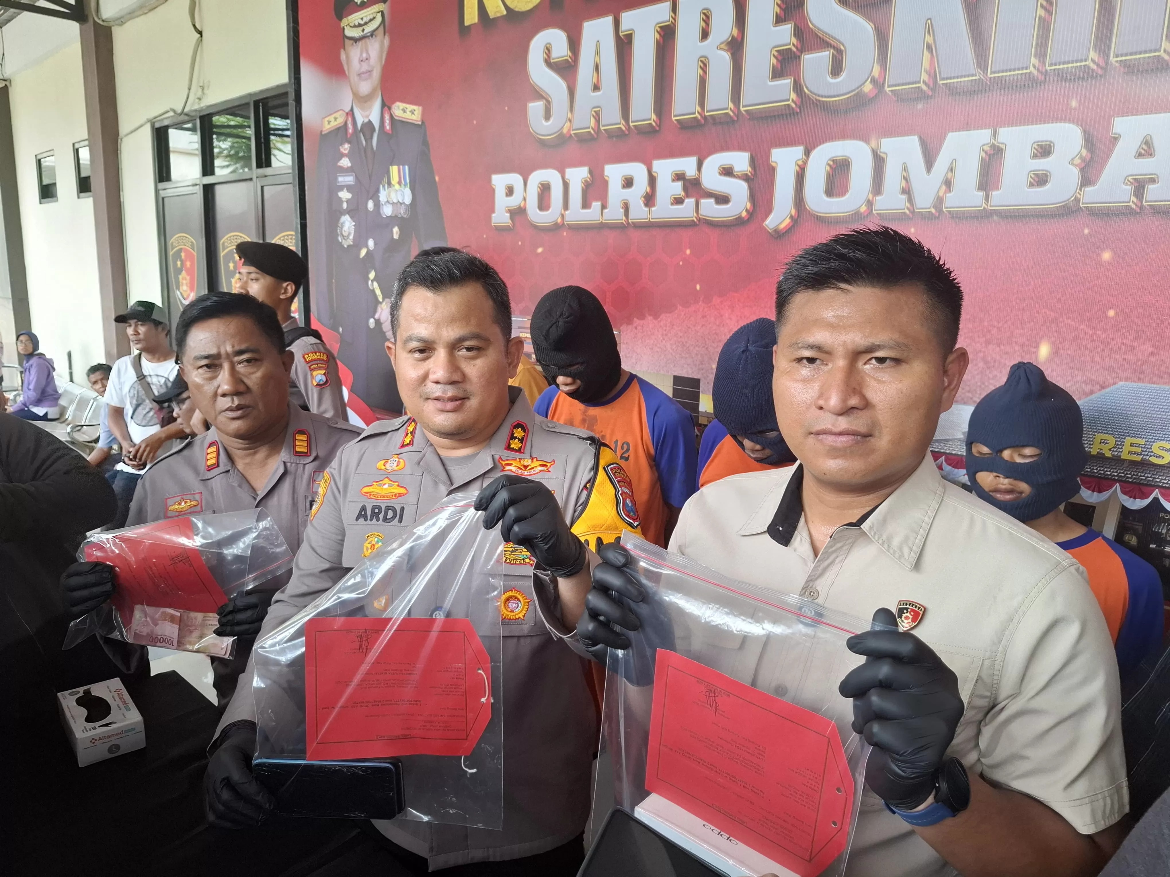 PELAKU: Polisi menunjukkan barangbukti yang disita dari ketiga pelaku pembunuhan gadis.