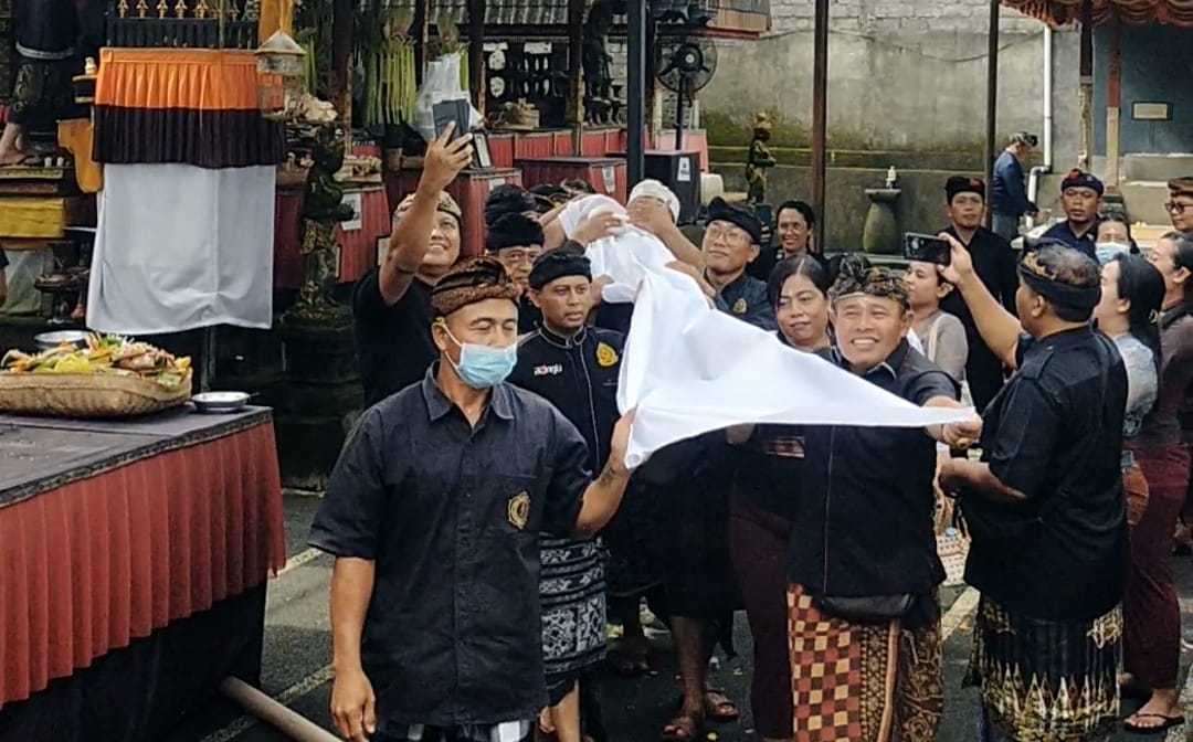 Bayi yang ditemukan di Guliang Kangin, Desa Tamanbali, Bangli dikremasi Jumat (14/2/2025).