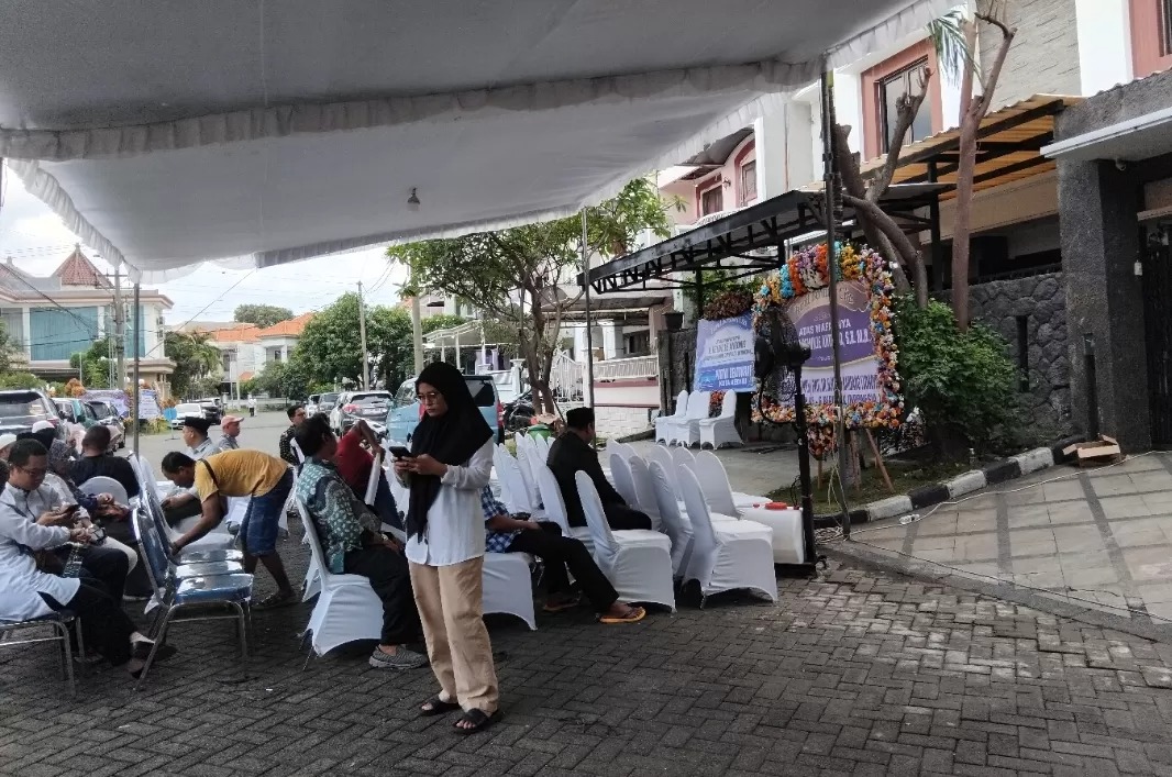 BERDUKA: Suasana rumah duka almarhum Renville Antonio di Jemursari Regency, Surabaya.