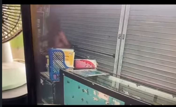 Viral Pencuri Terekam CCTV saat mengeledah toko hp di Cenigan Sari, Denpasar