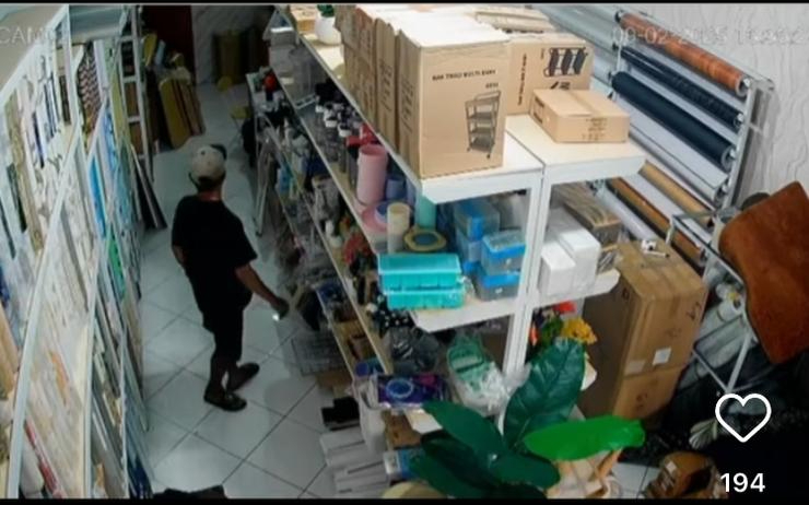Aksi pencurian terekam kamera CCTV