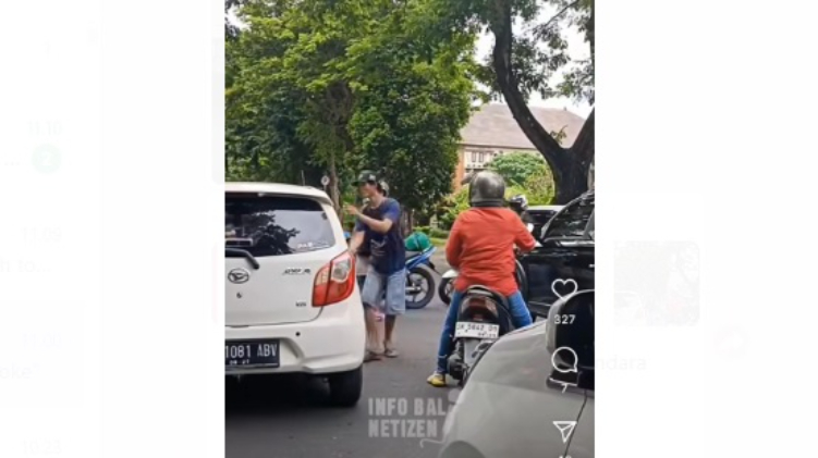 Terjadi adu mulut antara pengendara mobil dan motor di jalan