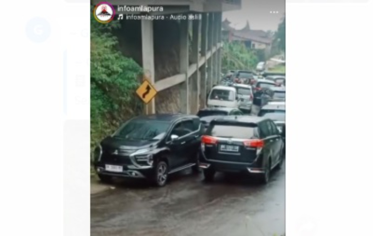 Kendaraan Parkir Sembarangan di Pura Besakih