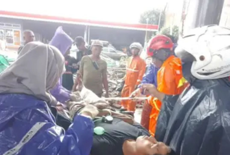 Dua Pengendara Tertimpa Tembok Toko Bangunan Roboh di Surabaya