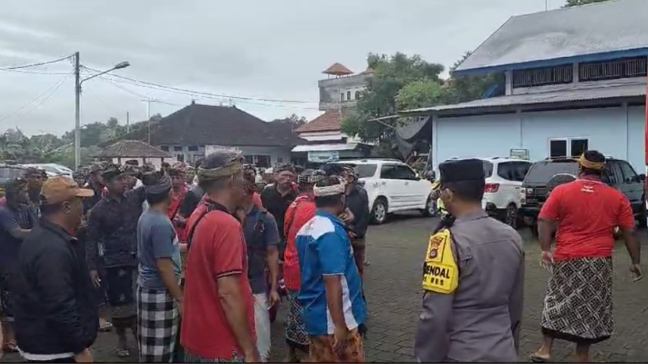 Sopir angkutan siswa yang tergabung dalam Gianyar Aman mendatangi kantor Dinas Perhubungan (Dishub) Gianyar pada Kamis (13/2/2025).