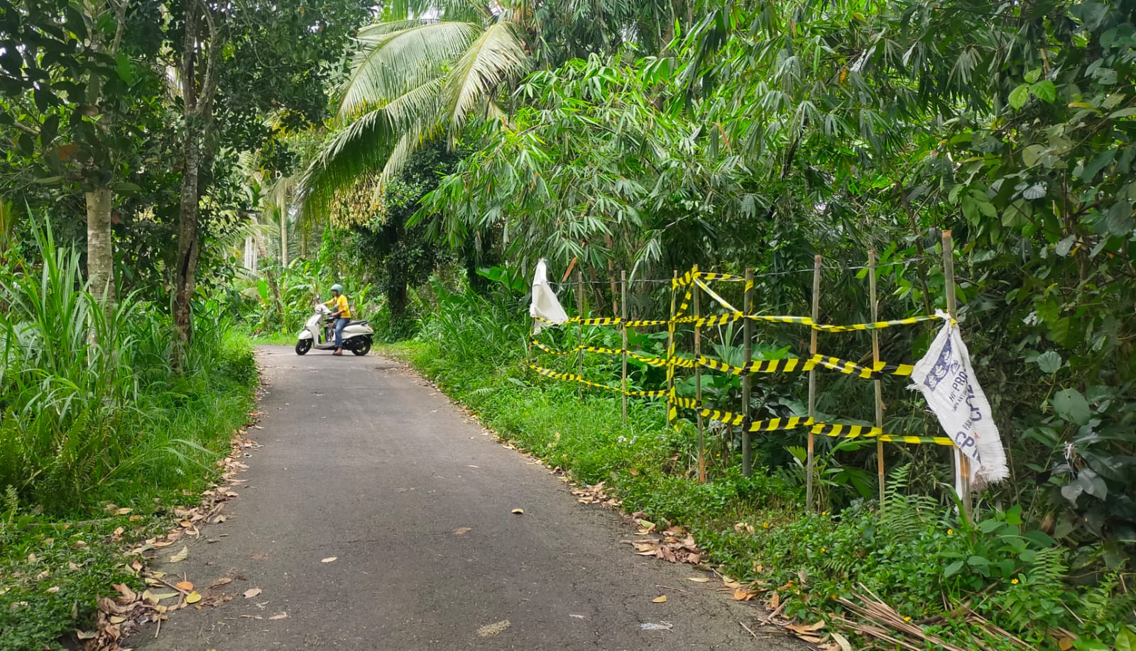 Jalan penghubung&nbsp;penghubung Dusun Tambahan Kelod dengan Dusun Pembungan dan Pasekan jebol.