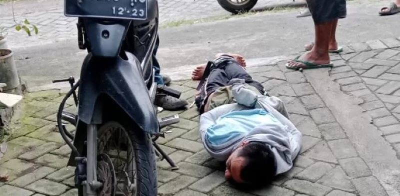 Firmansyah tertelungkup saat diamankan warga usai menusuk ayahnya, Kamis (13/2/2025).
