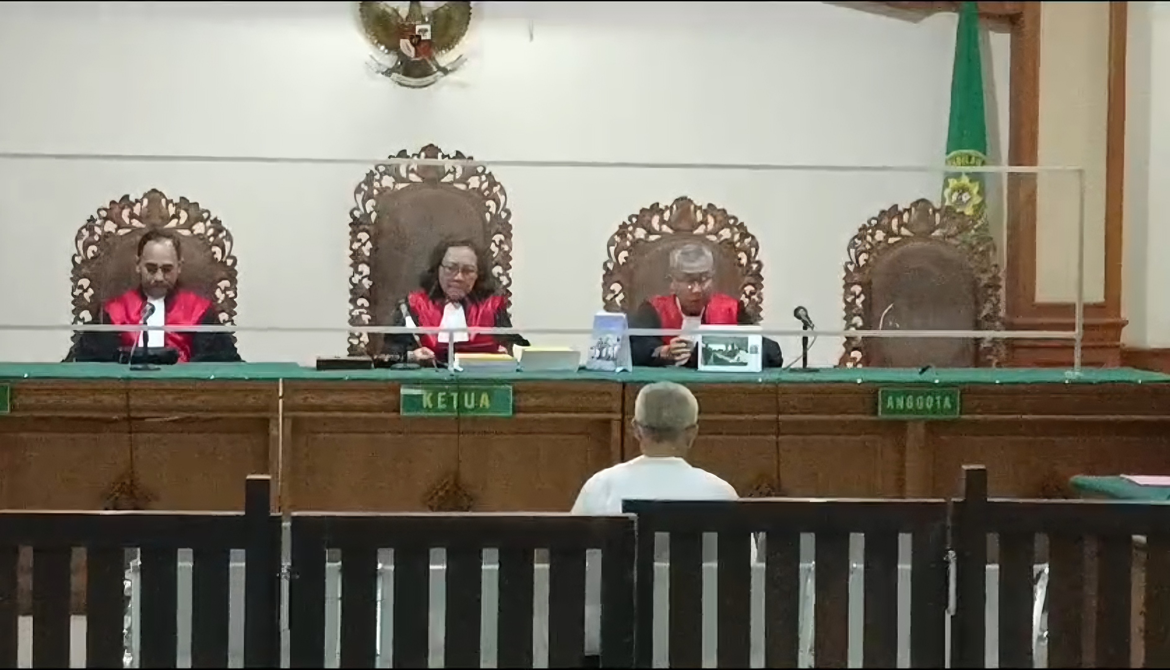 Terdakwa I Wayan Mudana jalani sidang perdana di Pengadilan Tipikor. (Bali Express/Istimewa)