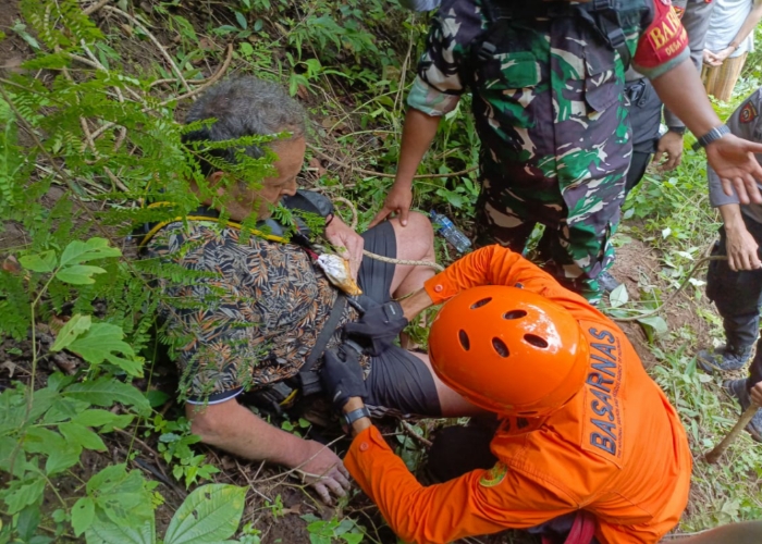 DRAMATIS : Proses evakuasi WNA yang terperosok di jurang perbukitan Amed.