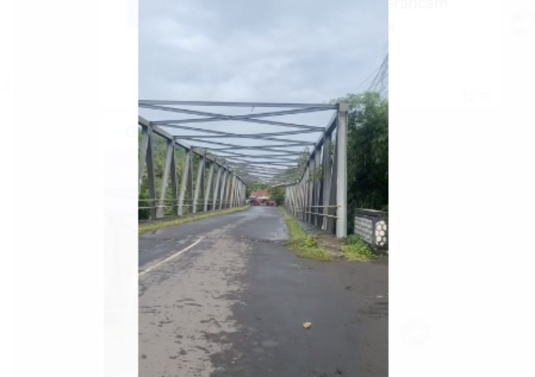 Viral sebuah jembatan nyaris roboh di media sosial