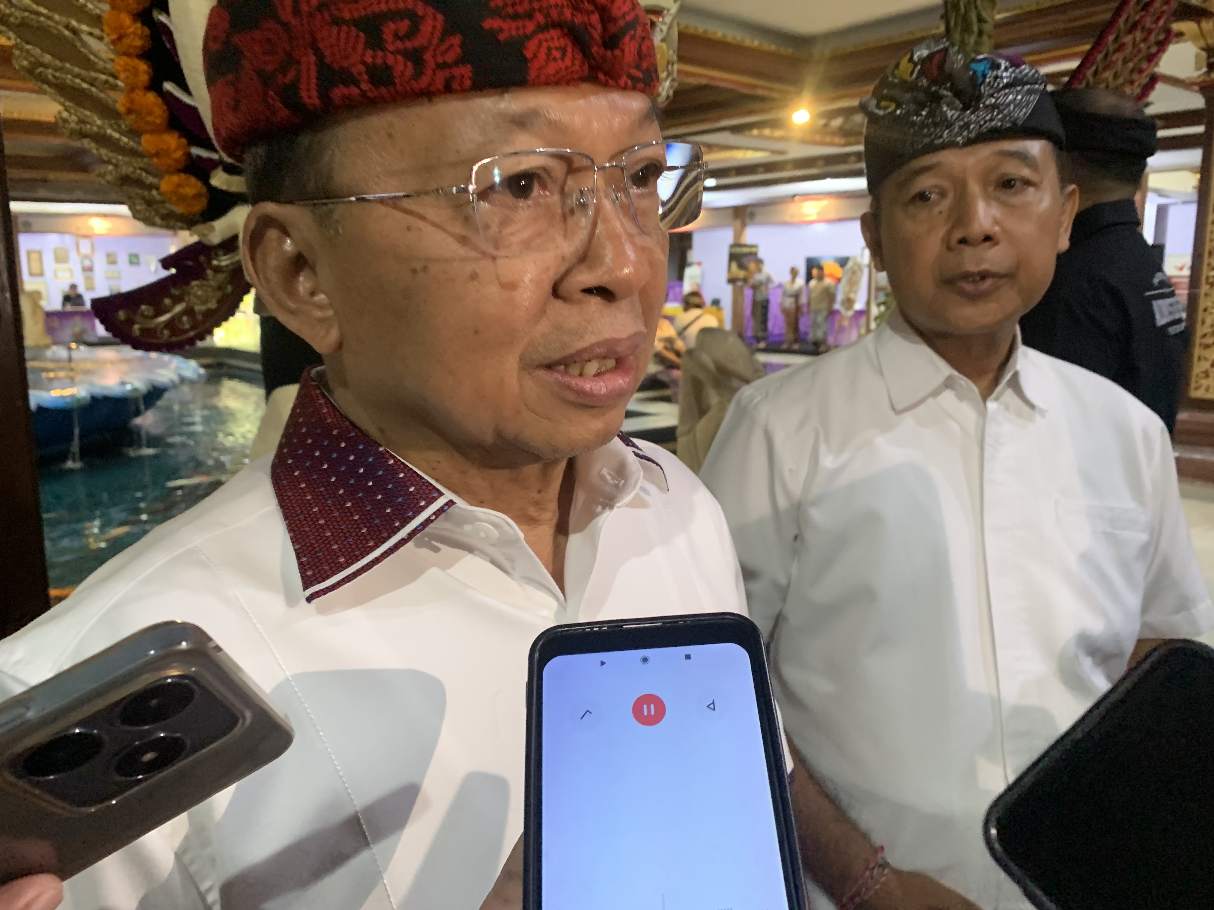 KEBIJAKAN BARU: Wayan Koster dalam acara Widyatula (seminar) bertajuk Aksara Bali ring Dunia Digital: Panglimbak Miwah Pawigunan Font Aksara Bali ring Makudang-kudang Platform Media pada kegiatan BBB
