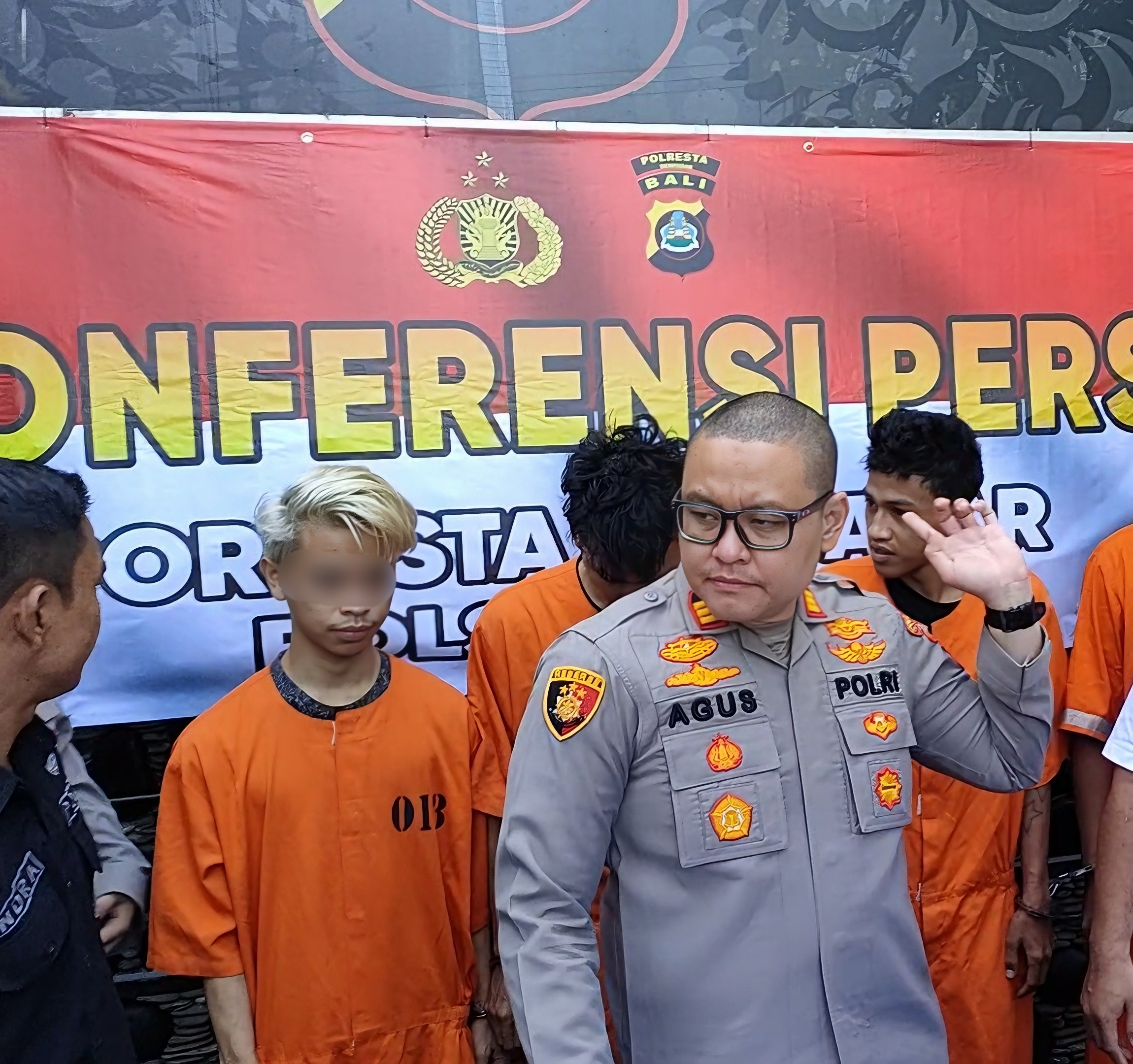 Kapolsek Kuta AKP Agus Riwayanto Diputra (kanan) dan tersangka KJJYT (kiri, rambut pirang) yang kini harus menghadapi proses hukum di Mapolsek Kuta. (Bali Express/I Gede Paramasutha)