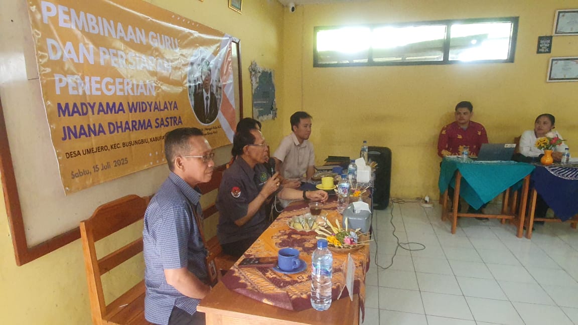 Dirjen Bimas Hindu RI, Prof. Dr. Nengah Duija, M.Si saat meninjau Madyama Widyalaya Jnana Dharma Sastra di Desa Umejero, Kecamatan Busungbiu, Kabupaten Buleleng, Bali, pada Sabtu (15/2)