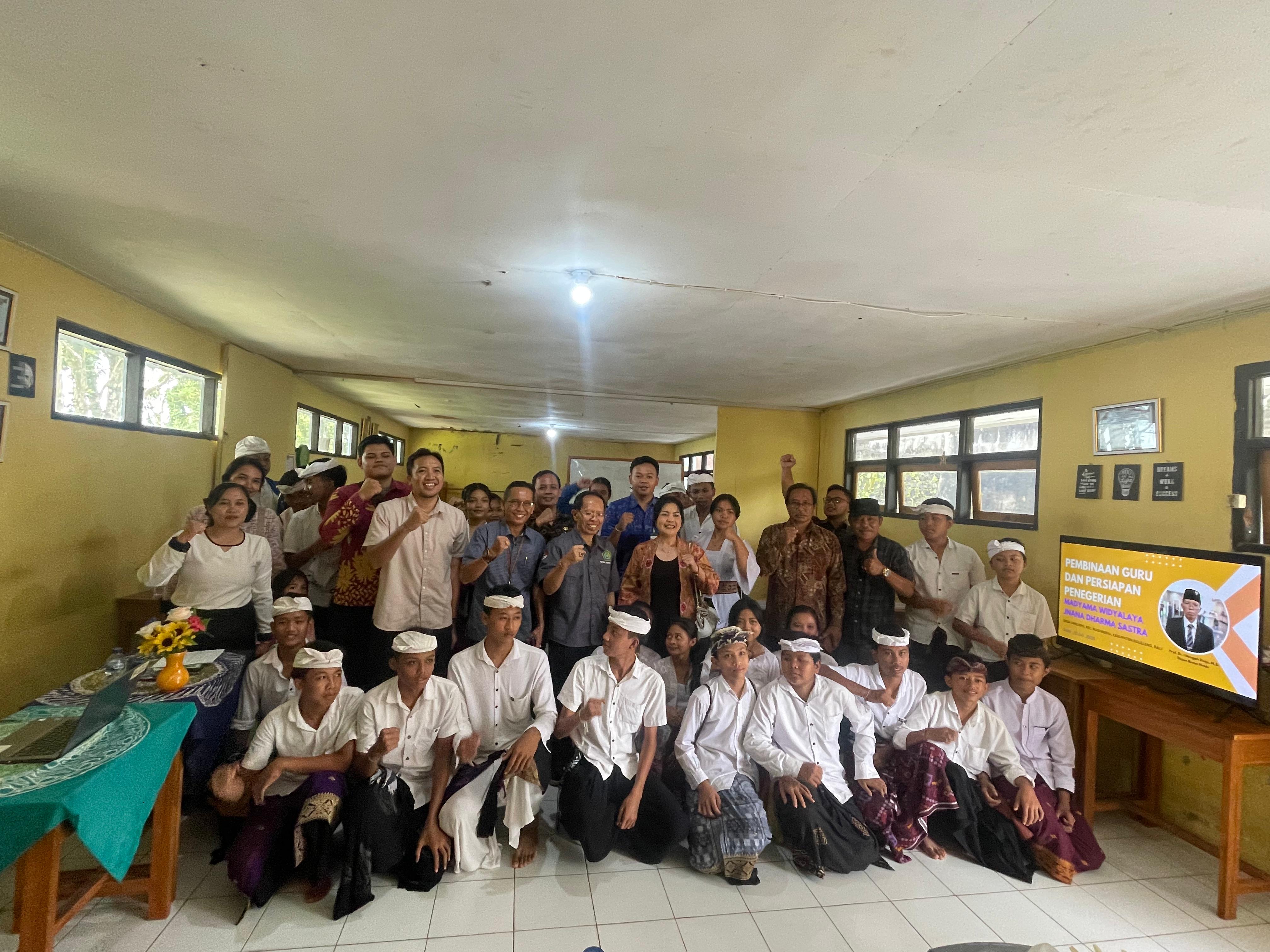 Dirjen Bimas Hindu, Prof. Dr. I Nengah Duija di tengah para siswa Madyama Widyalaya Jnana Dharma Sastra di Desa Umejero, Kecamatan Busungbiu, Kabupaten Buleleng, Bali, pada Sabtu (15/2)