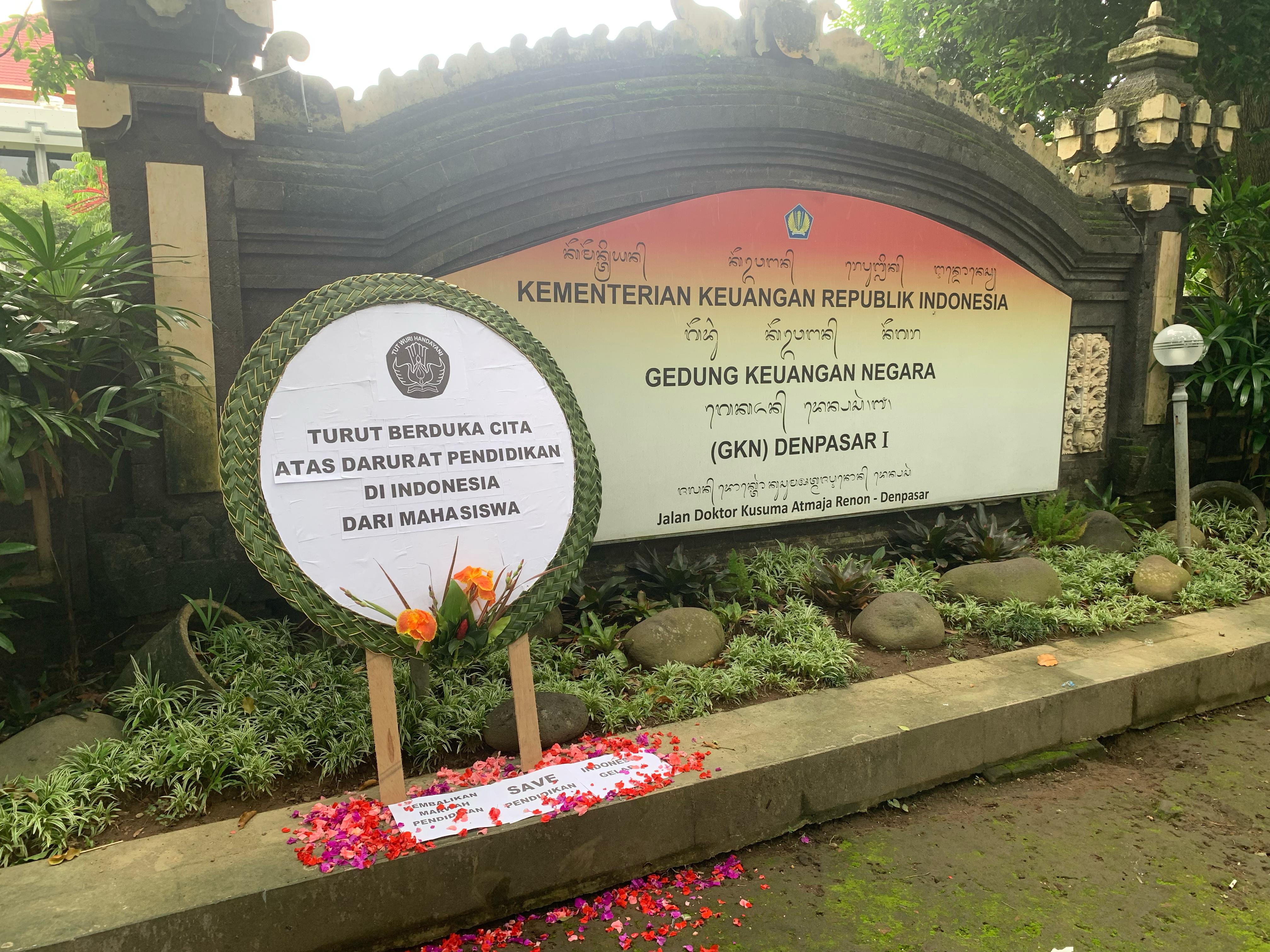 PROTES: Karangan bunga yang dikirimkan FRONTIER Bali di depan Kantor Kementrian Keuangan Wilayah Bali, Gedung Keuangan Negara Denpasat I, Minggu (16/2).