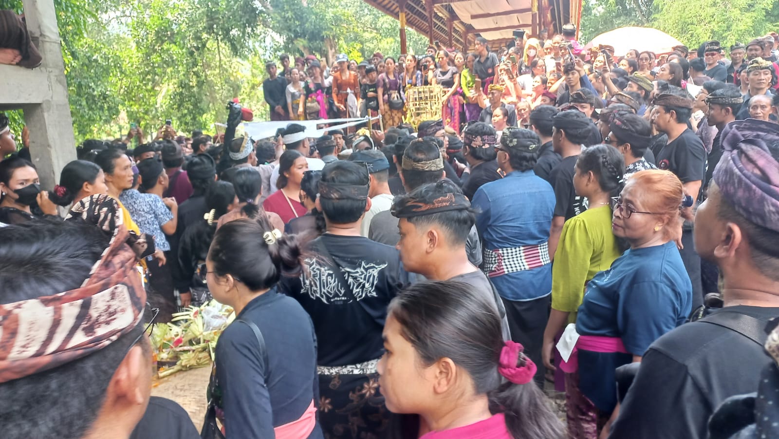 Ratusan Warga mengiringi jenazah Kadek Parwata ke tempat peristirahatan terakhirnya Minggu (16/2).