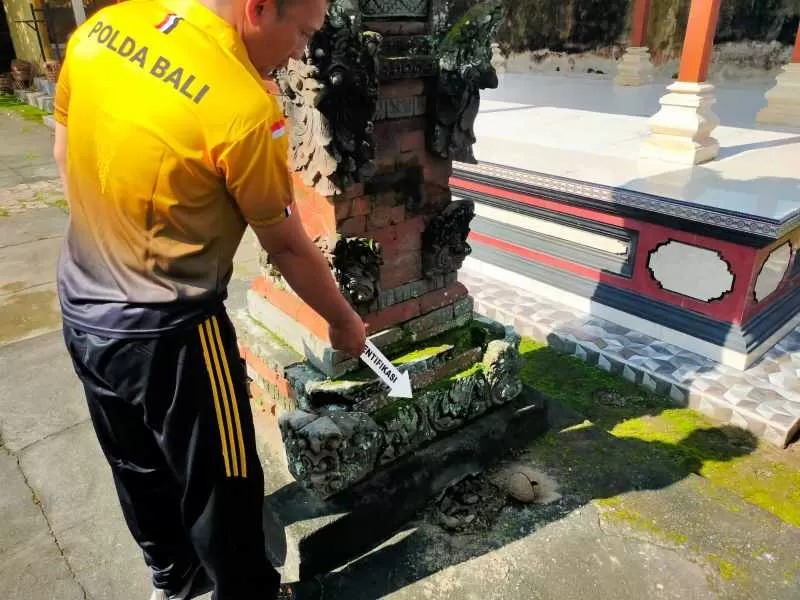 POLISI GELAR OLAH TKP: Polisi menyelidiki lokasi pendeman yang dibobol pencuri di Pura Desa Temesi, Gianyar pada Sabtu (15/2/2025).