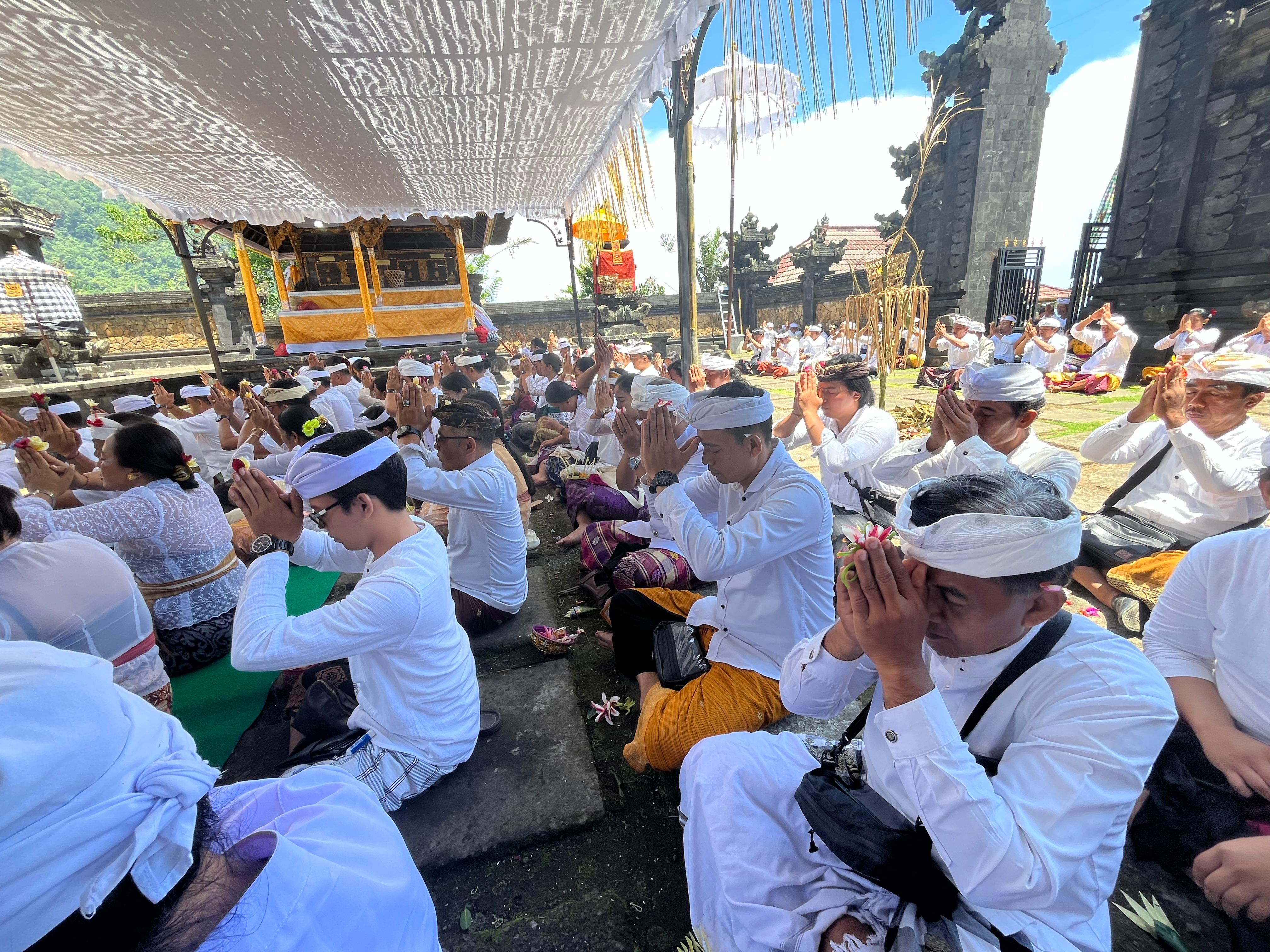 SEMBAHYANG : Pelaksanaan sembahyang oleh umat Hindu.
