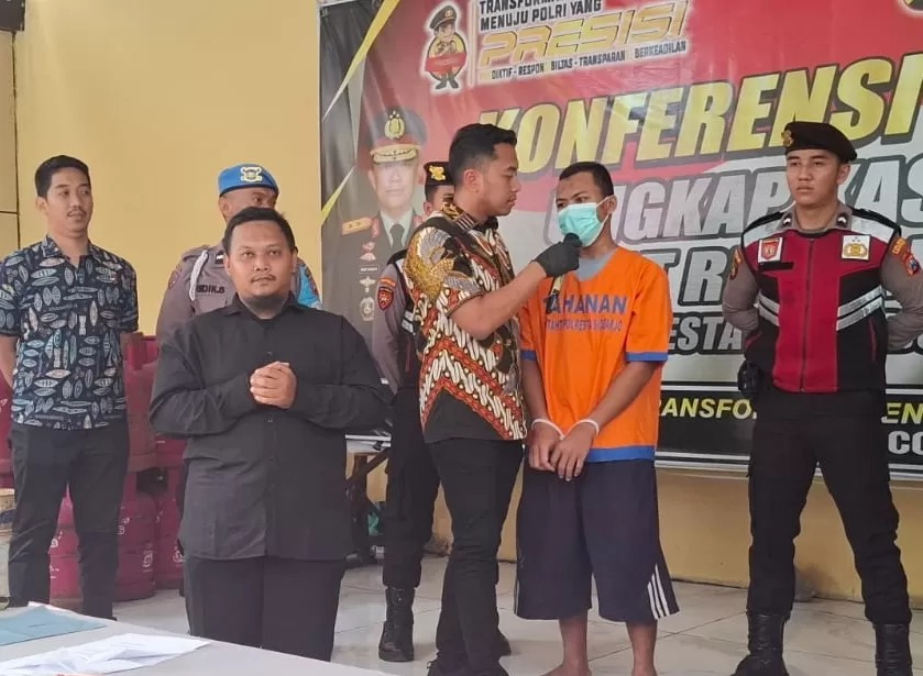 DIAMANKAN : Tersangka GS ditangkap polisi usai rudapaksa anak tirinya. Ancam korban saat memancarkan aksinya.