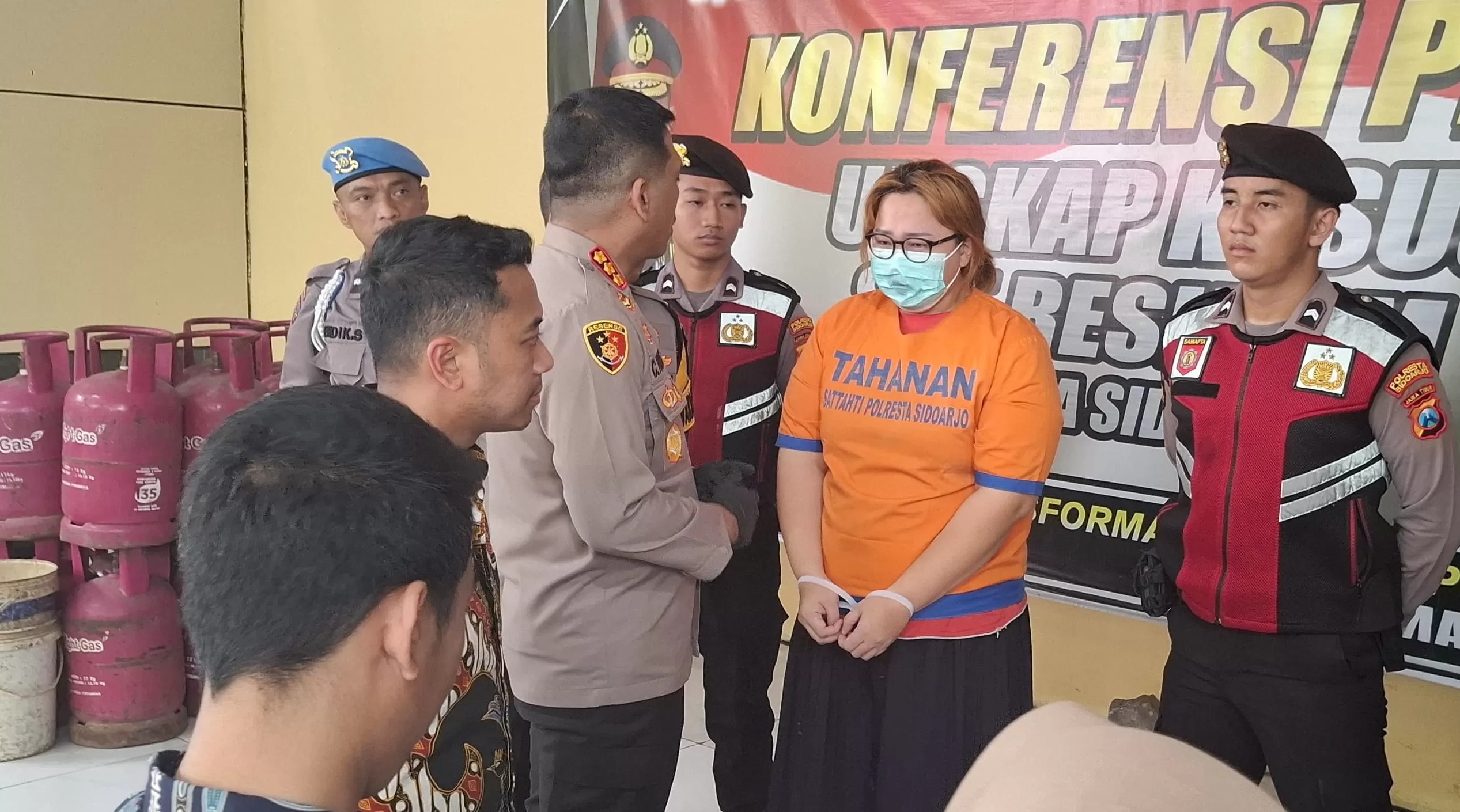 IBU TEGA : Tersangka RAW yang tega menyiram anaknya menggunakan air panas di kepala, wajah, dan punggungnya.