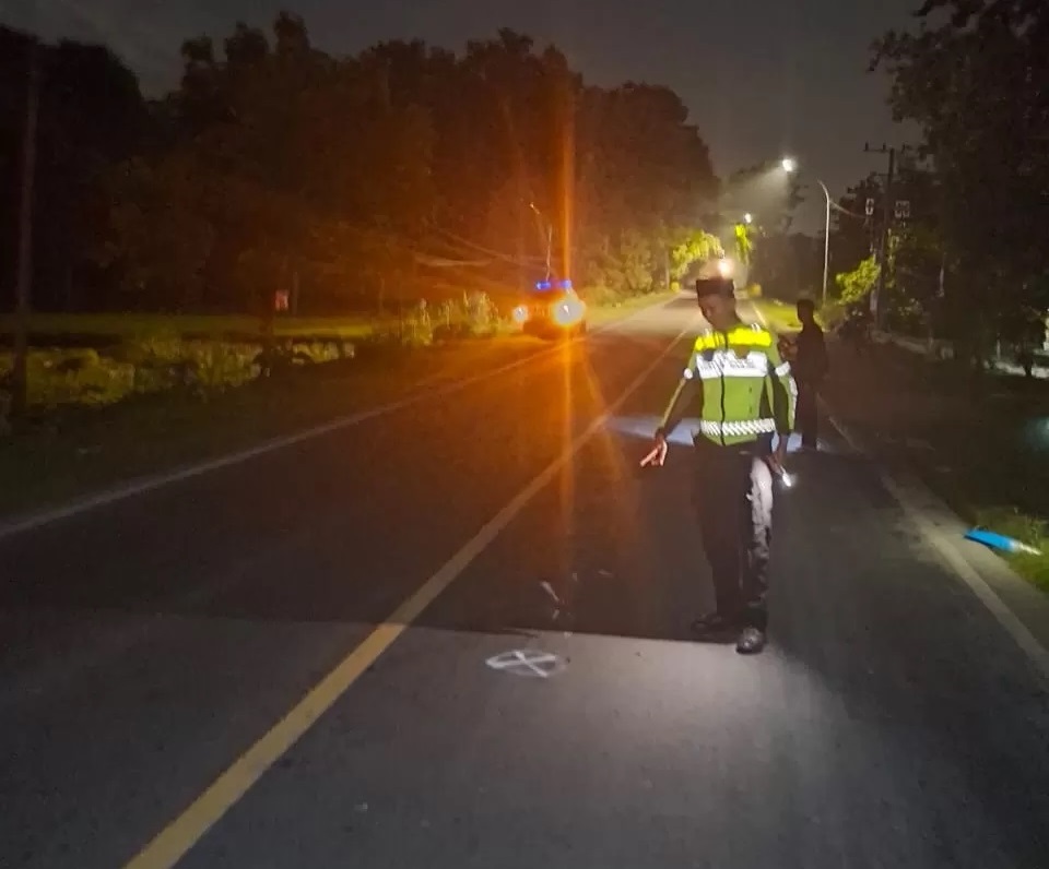 OLAH TKP : Anggota Satlantas Polres Gresik saat melakukan olah TKP kecelakaan di Jalan Raya Dendeals, Desa Wotan, Kecamatan Panceng, Gresik. (Yudhi Radar Gresik)