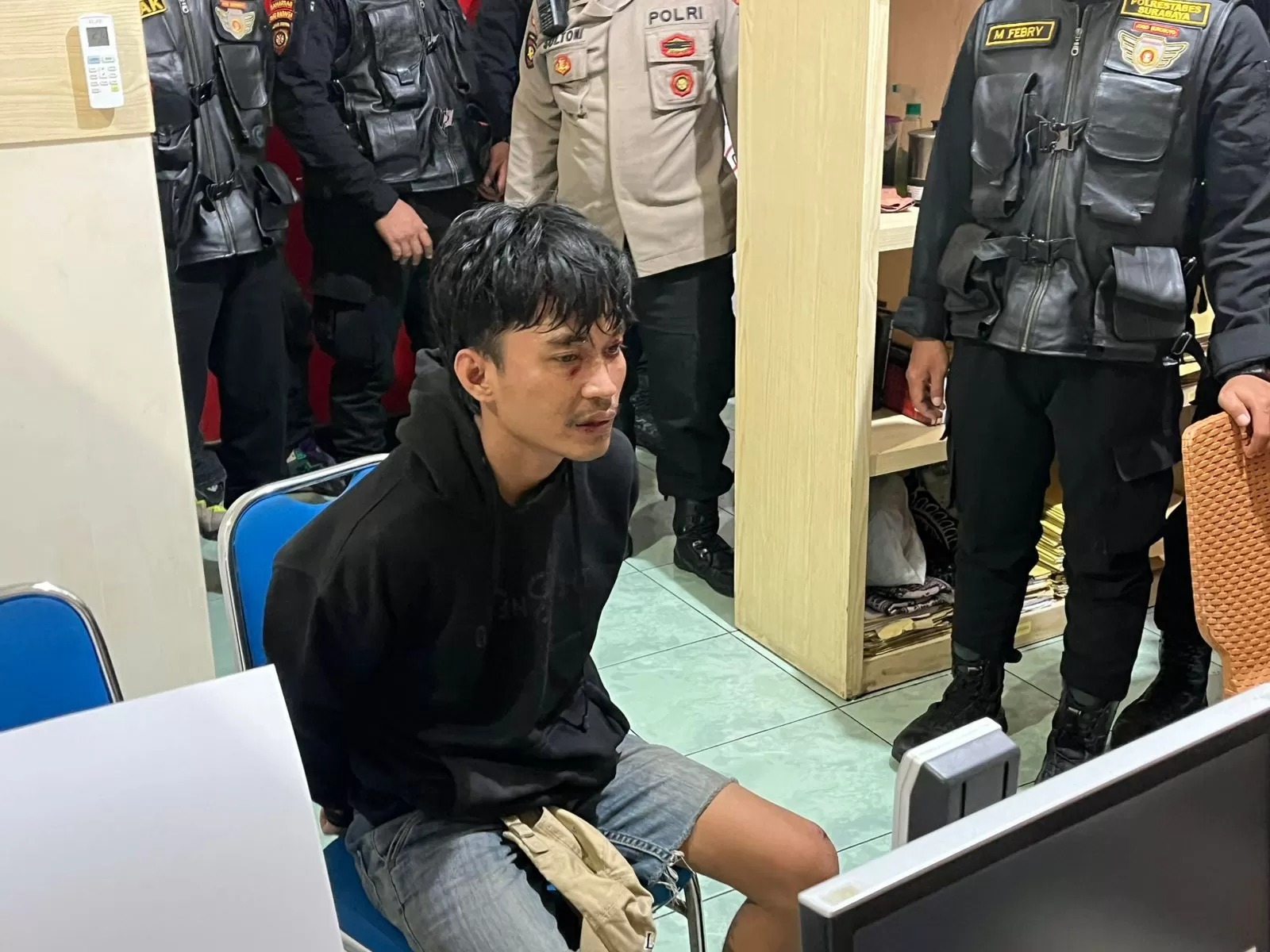 BANDIT: Bandit asal Madura diamankan gegara curi motor di Pandegiling Surabaya. Sebelumnya sempat dihajar warga.