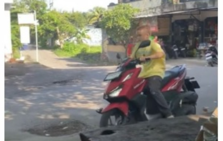 Anak Bule Hampir Terjatuh Saat Naiki Sepeda Motor