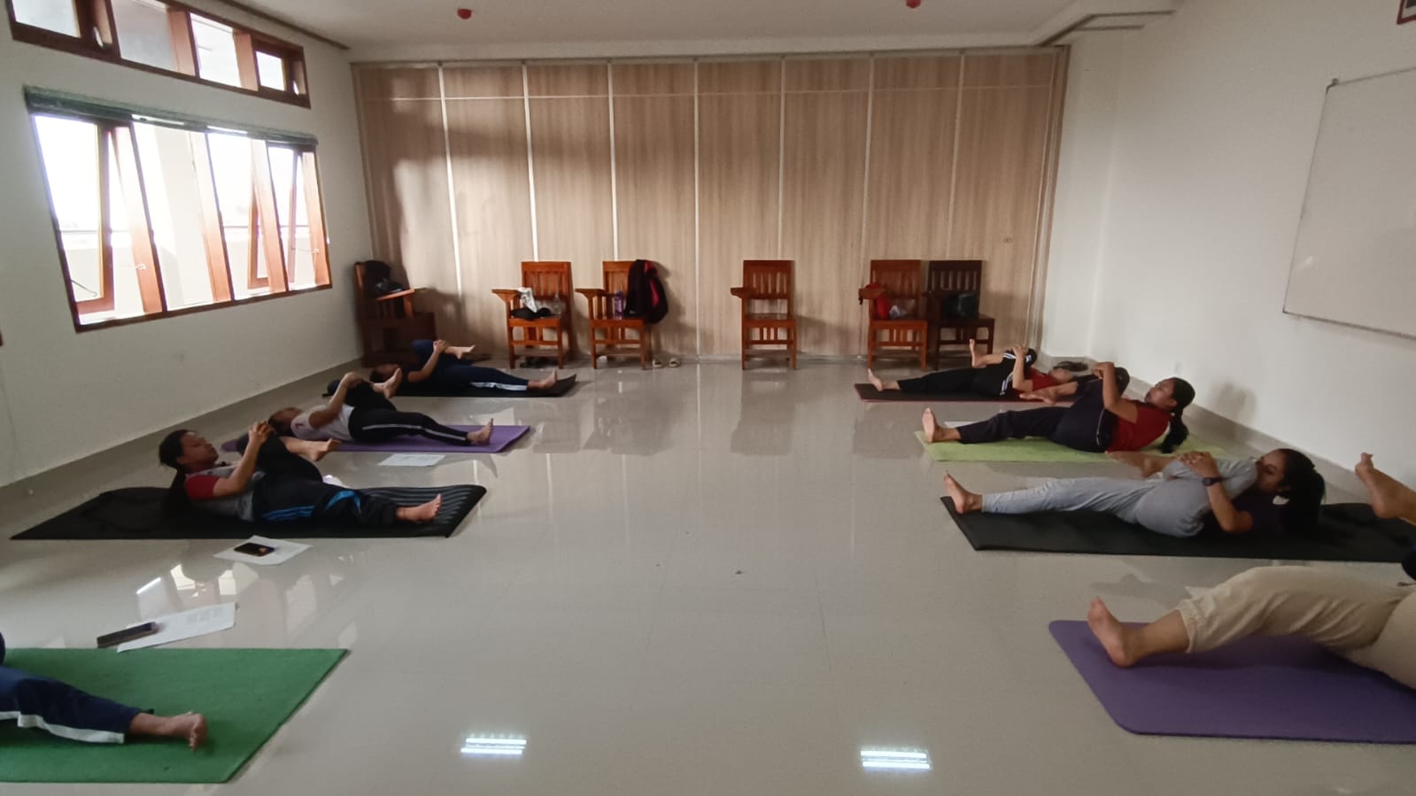 Sawasana atau tidur terlentang menjadi tahapan untuk melakukan terapi insomnia.