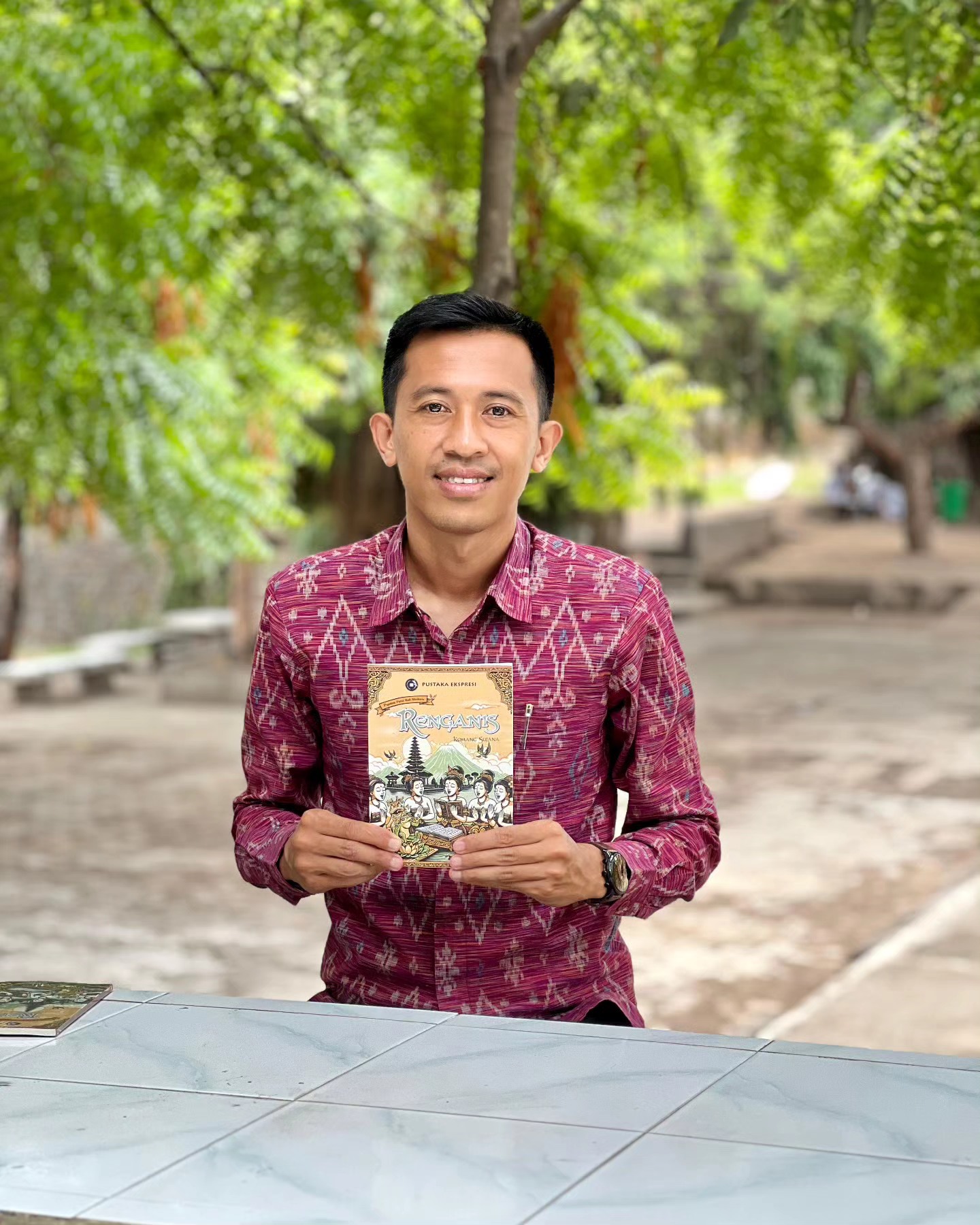 Komang Sujana, penulis berbakat sekaligus guru Bahasa Bali di SMPN 2 Sawan.