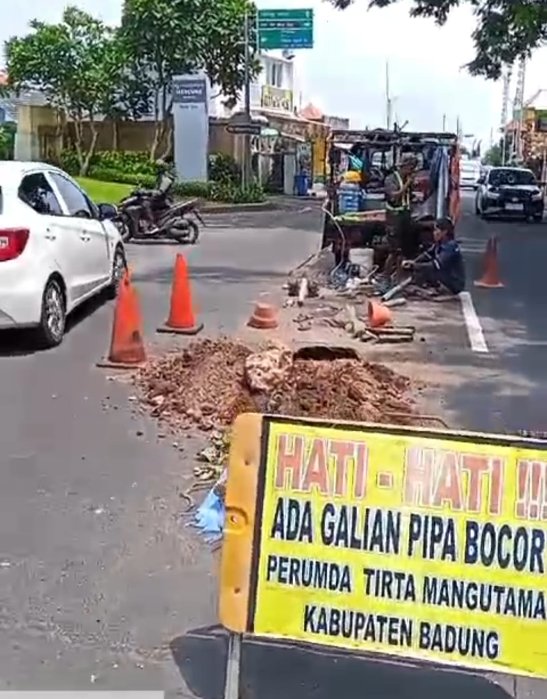 MEMPRIHATINKAN: Perbaikan Jalan Berlubang di Jalan Nusa Dua Selatan, Selasa (18/2).