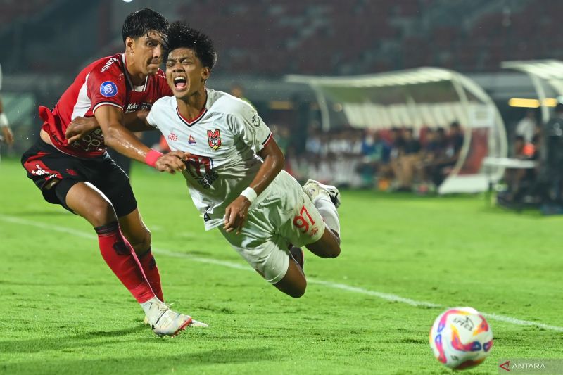 Pemain Malut United Ahmad Wadil Aryadi (kanan) terjatuh saat berebut bola dengan pemain Bali United Elias Dolah pada pertandingan di Stadion Kapten I Wayan Dipta, Gianyar, Bali, Senin (17/2/2025).