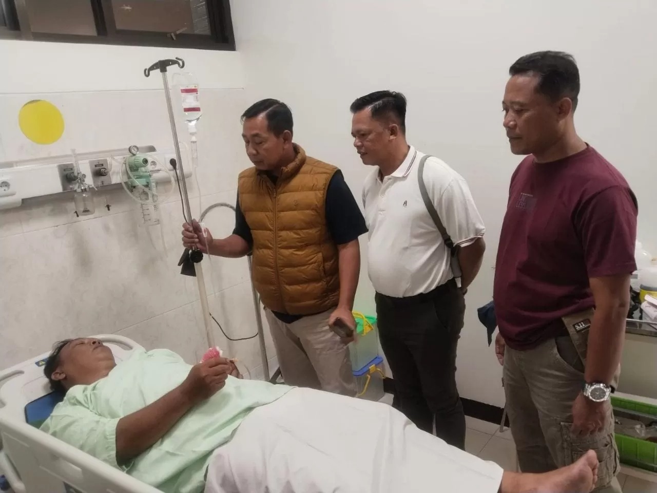 DIRAWAT: Aparat yang terluka saat evakuasi warga mengamuk mendapatkan pertolongan medis di rumah sakit