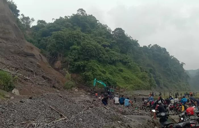 Pencarian penambang pasir yang tertimbun longsor Kawasan Sungai Kaliputih, Desa Karangrejo, Kecamatan Garun