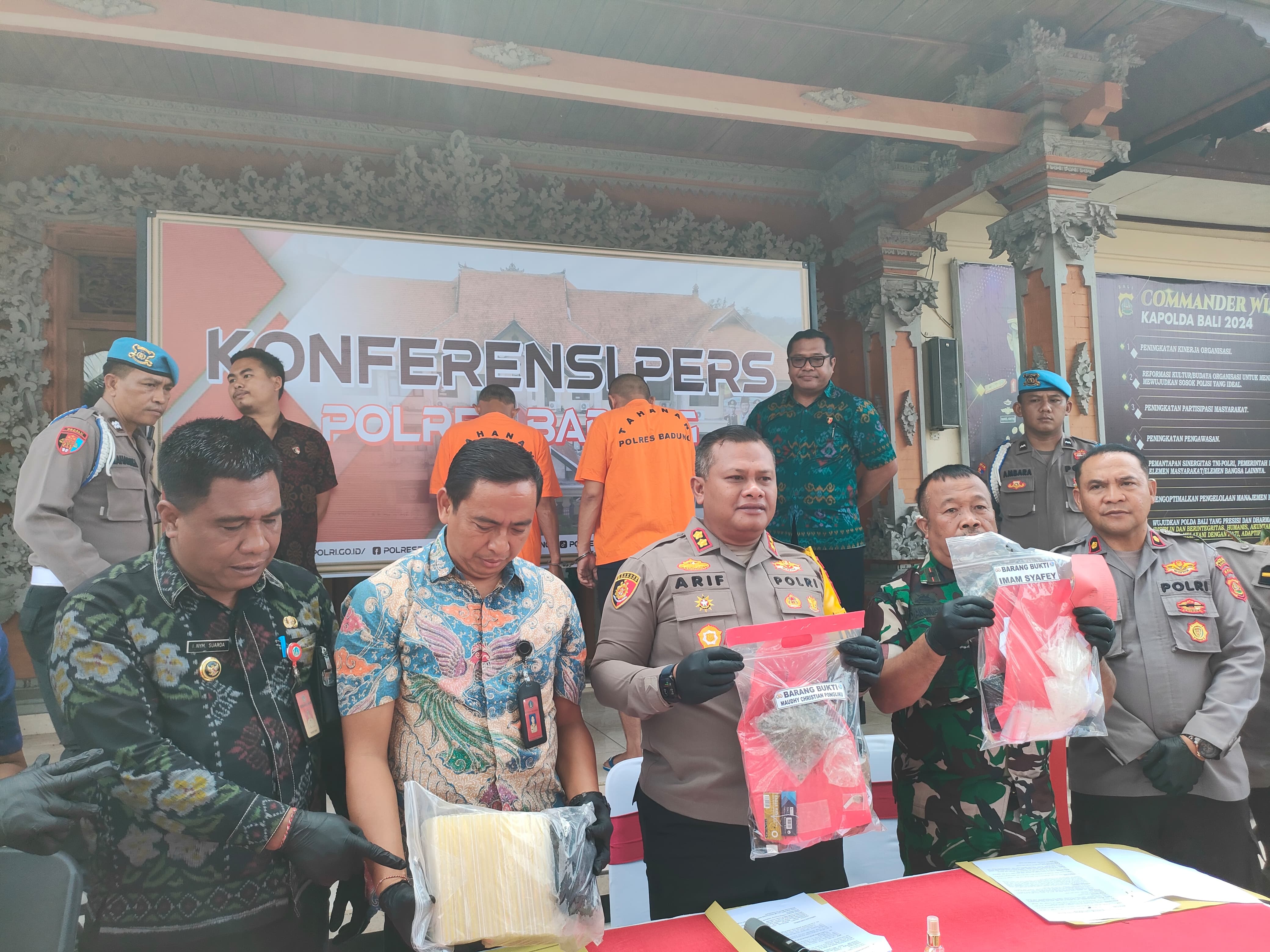 MCP dan IS dibeberkan oleh Polres Badung berlokasi di Polsek Mengwi. (Bali Express/I Gede Paramasutha)