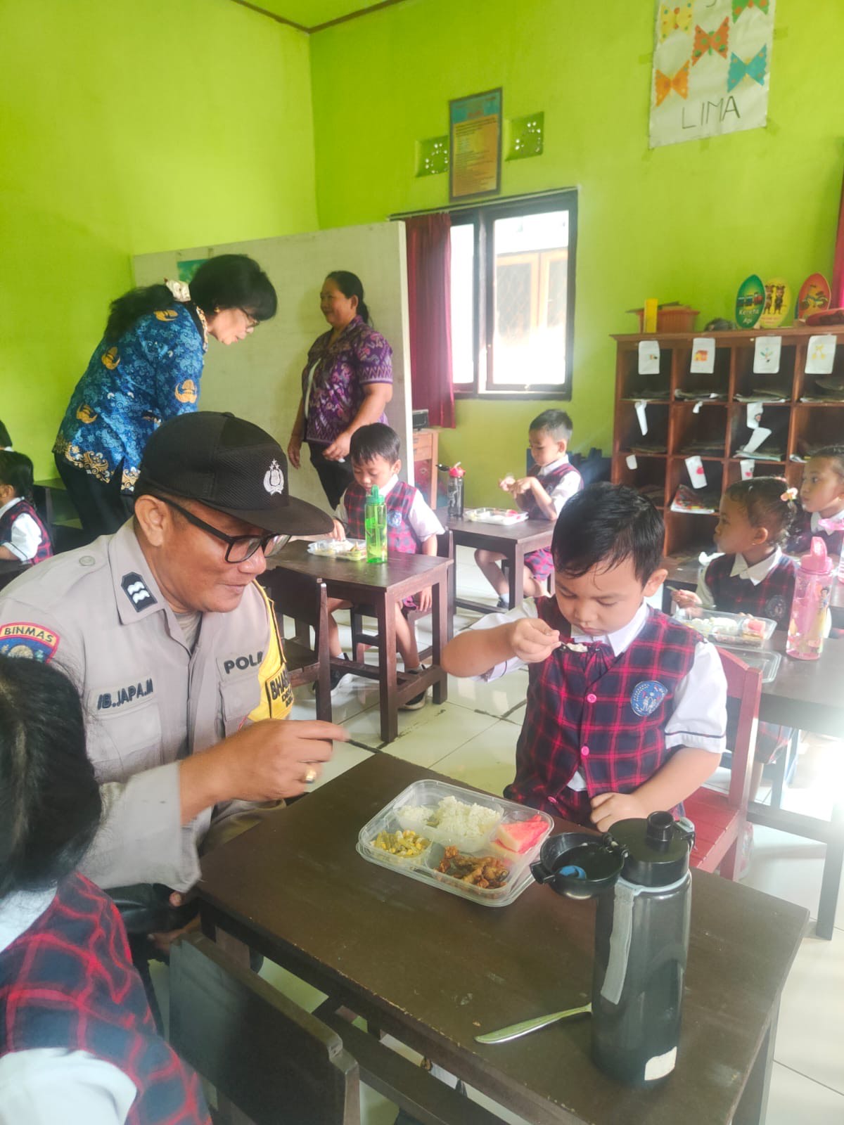 Wadah plastik digunakan dalam distribusi makanan program MBG di wilayah Kecamatan Pekutatan, Kabupaten Jembrana, pada Senin (17/2/2025).