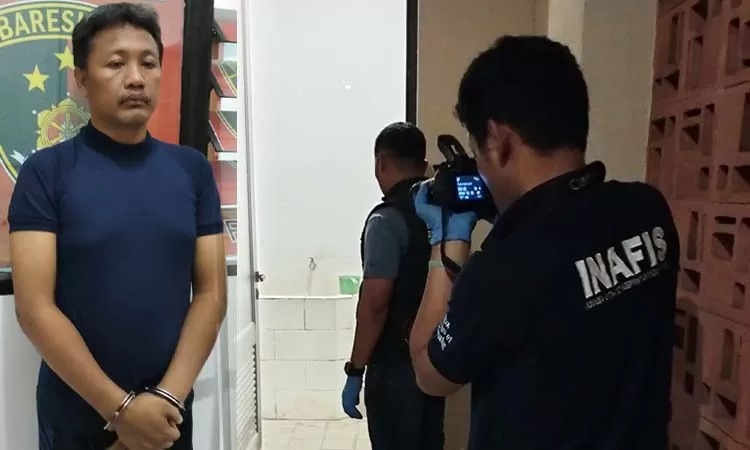 Polisi melakukan olah TKP di kamar mandi vila tempat terjadi pembunuhan. Insert tersangka Khoirul saat diamankan petugas.