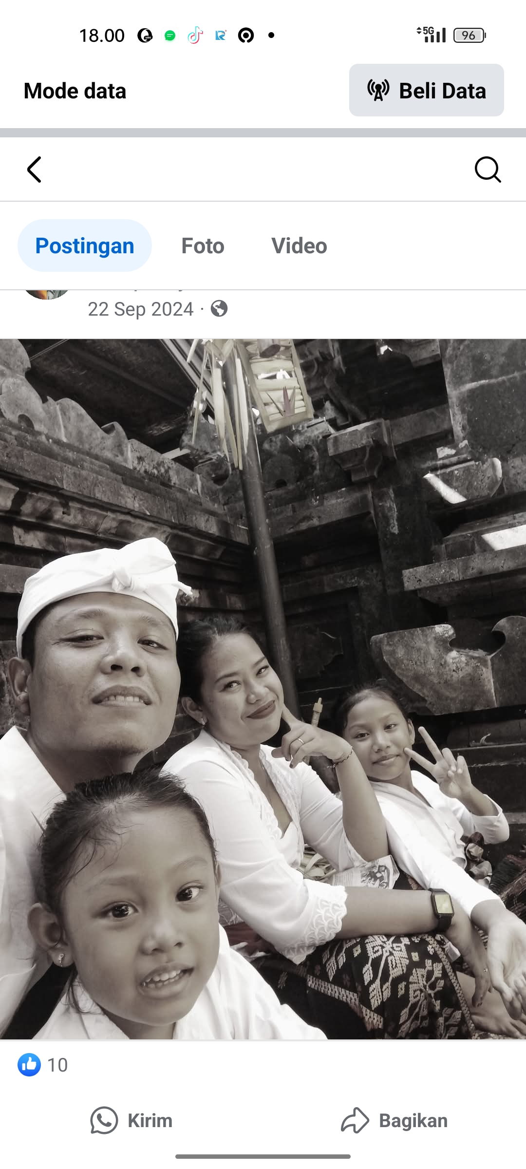 BERSAMA KELUARGA: Kadek Parwata bersama istri dan putri-putrinya yang masih kecil.