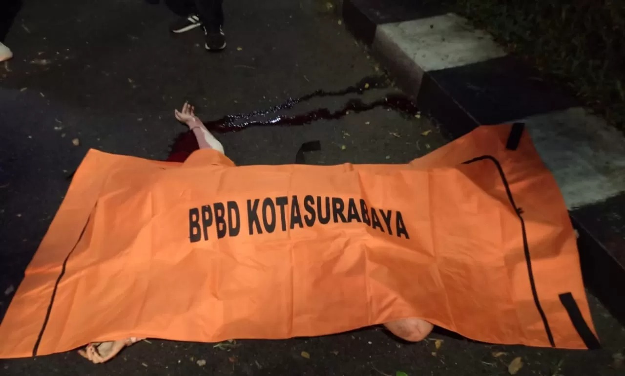 TERGELETAK: Jenazah seorang gadis yang menjadi korban kecelakaan tergeletak di frontage road sisi barat Jalan Ahmad Yani, Surabaya.