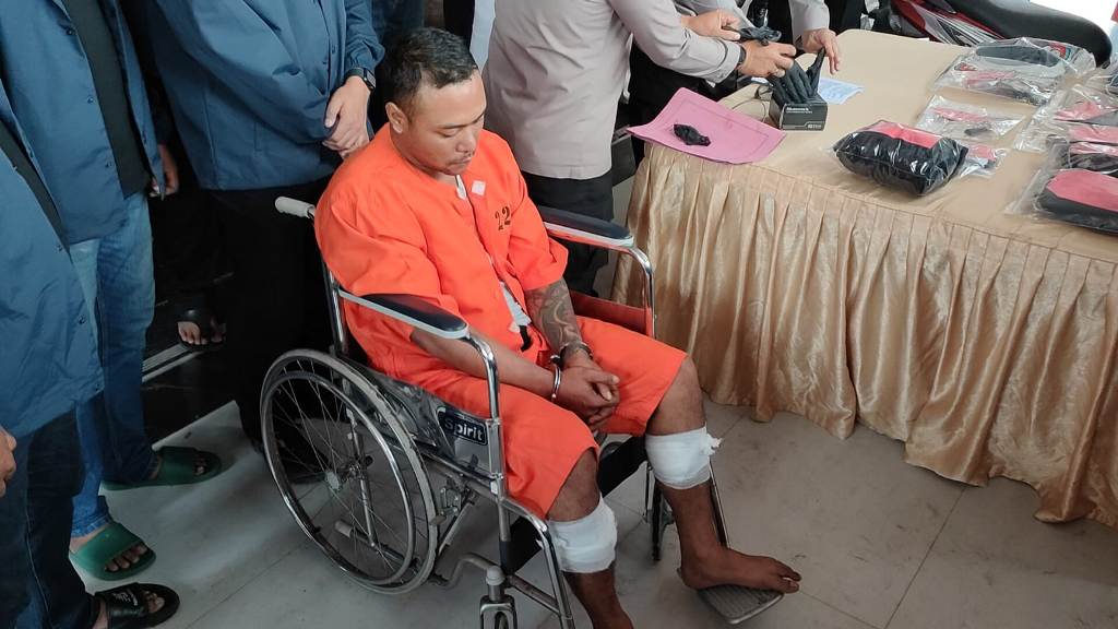 PELAKU: Pelaku penusukan Bastomi Prasetiawan digelandang polisi usai ditangkap di Pelabuhan Tanjung Perak setelah melarikan.