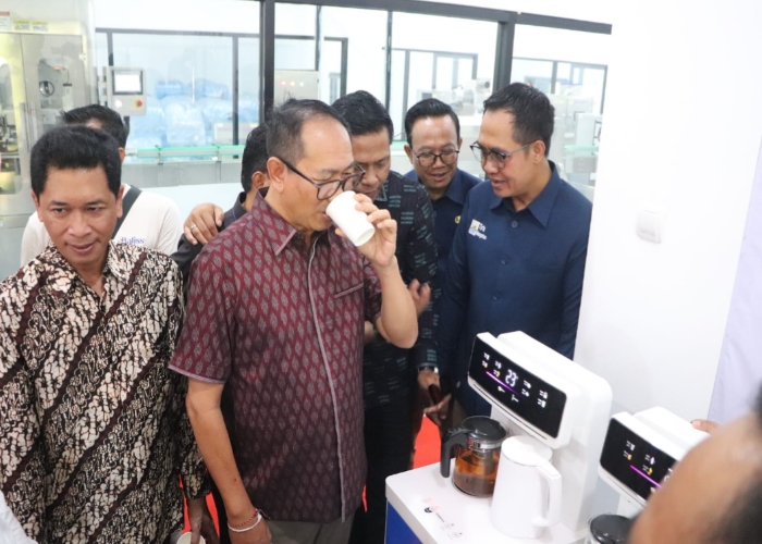 AIR MINUM: Wakil Bupati Badung, I Ketut Suiasa saat mencoba air minum Baliss dalam peresmian pabrik di di Banjar Ketogan, Desa Taman, Kecamatan Abiansemal, Badung, Senin (17/2).
