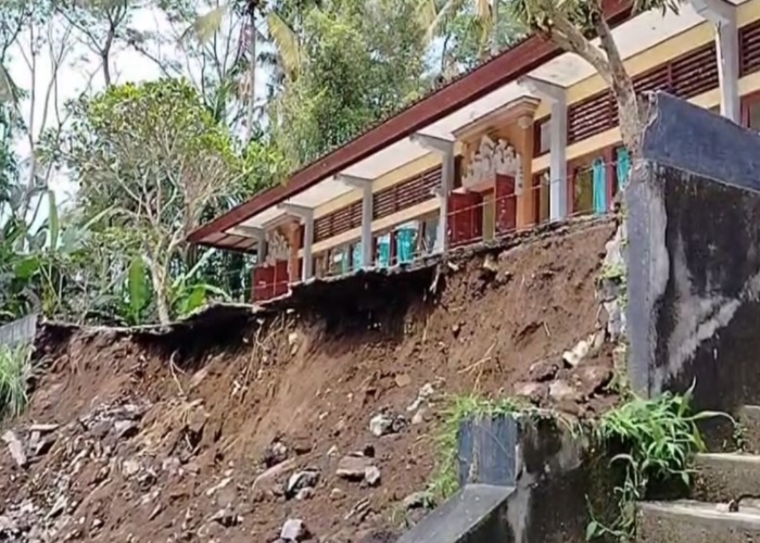 AMBLAS: Pondasi Kelas SMPN 2 Tegalalang Amblas Diterjang Longsor Selasa (18/2/2025).