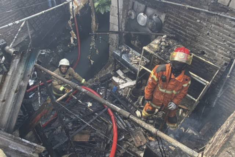 Proses evakuasi kebakaran di rumah kos jalan Simo Gunung Kramat Timur gang 2, Surabaya