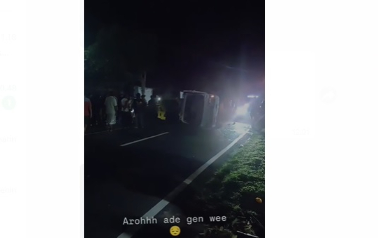 Sebuah truk terguling di Petang, Badung