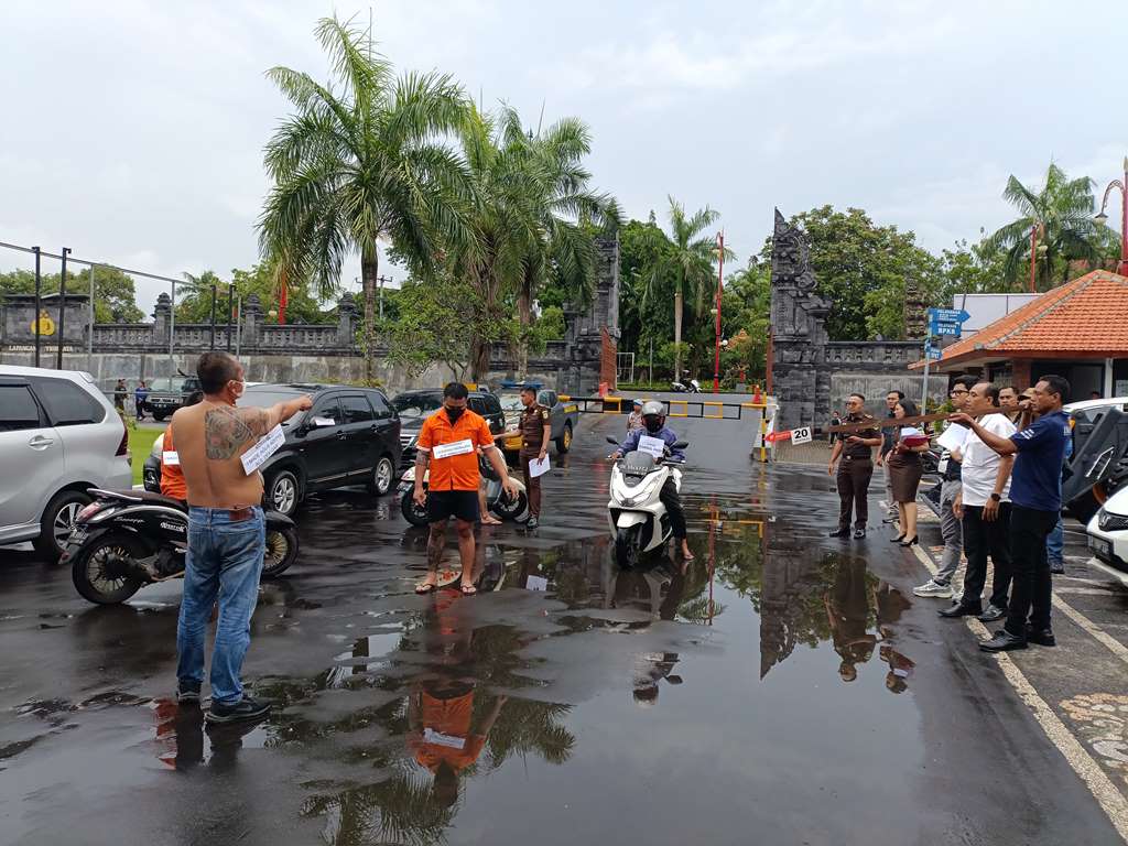 Petugas Kepolisian Resor (Polres) Gianyar menggelar rekonstruksi kasus pembunuhan yang menewaskan I Made Agus Aditya (26,di Jalan Raya Tojan, Desa Blahbatuh, Kecamatan Blahbatuh, Kabupaten Gianyar
