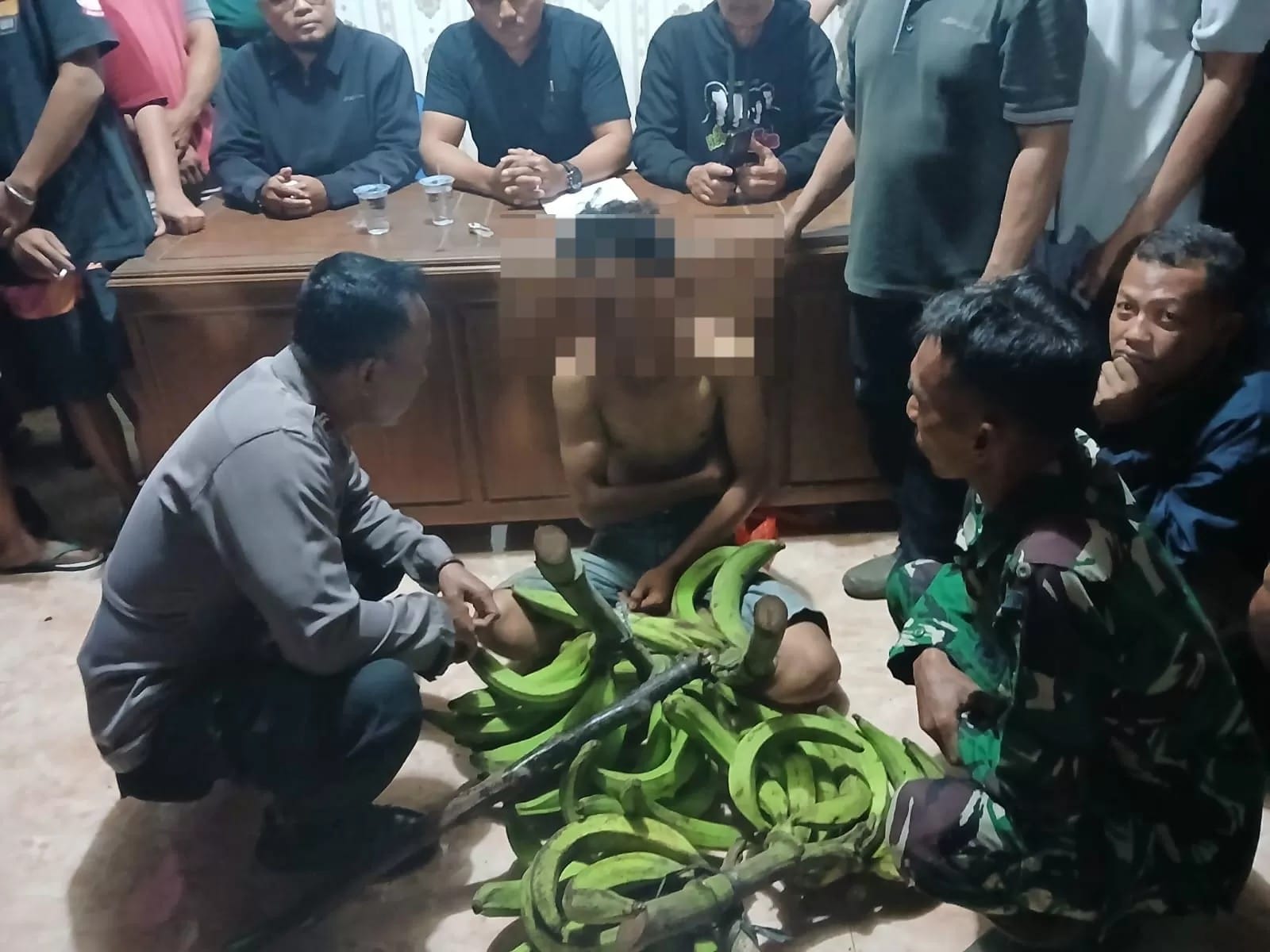 Remaja pencuri pisang saat diamankan di Balai Desa Gunungsari setelah diarak korban dan warga sekitar.