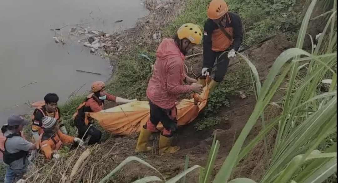 TERUNGKAP : Polisi berhasil mengungkap identitas mayat membusuk yang ditemukan mengapung di sungai. Ternyata pria berkebutuhan khusus.