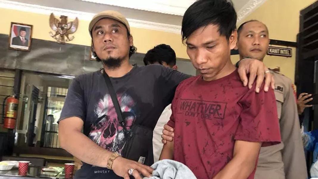 DITANGKAP: Pelaku Rohman, warga Desa Kareng Kidul, Kecamatan Wonomerto, diamankan kepolisian setelah terlibat aksi pengeroyokan Rabu (19/2).