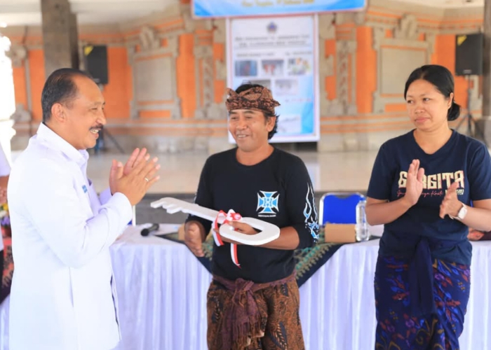 SIMBOLIS : Pj Bupati Klungkung I Nyoman Jendrika menyerahkan secara simbolis Bantuan Keuangan Khusus (BKK) kepada warga Desa Tangkas, Kecamatan Klungkung, Rabu (19/2/2025).