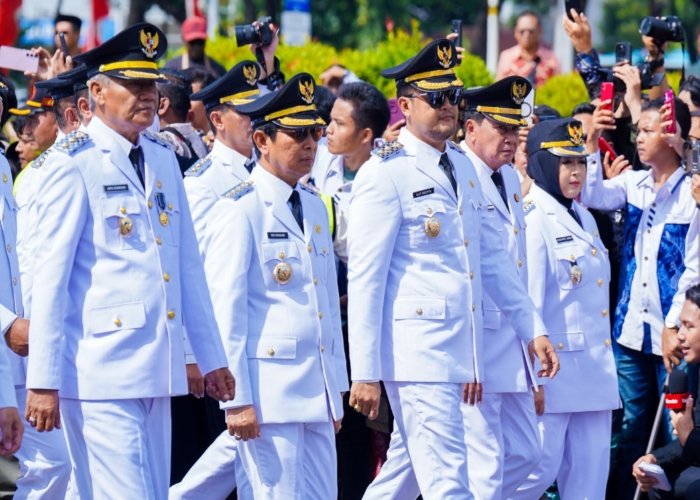 PELANTIKAN: Bupati dan Wakil Bupati Badung terpilih I Wayan Adi Arnawa dan Bagus Alit Sucipta melakukan defile dari Monas menuju Istana Negara, Jakarta sebelum dilantik secara serentak.