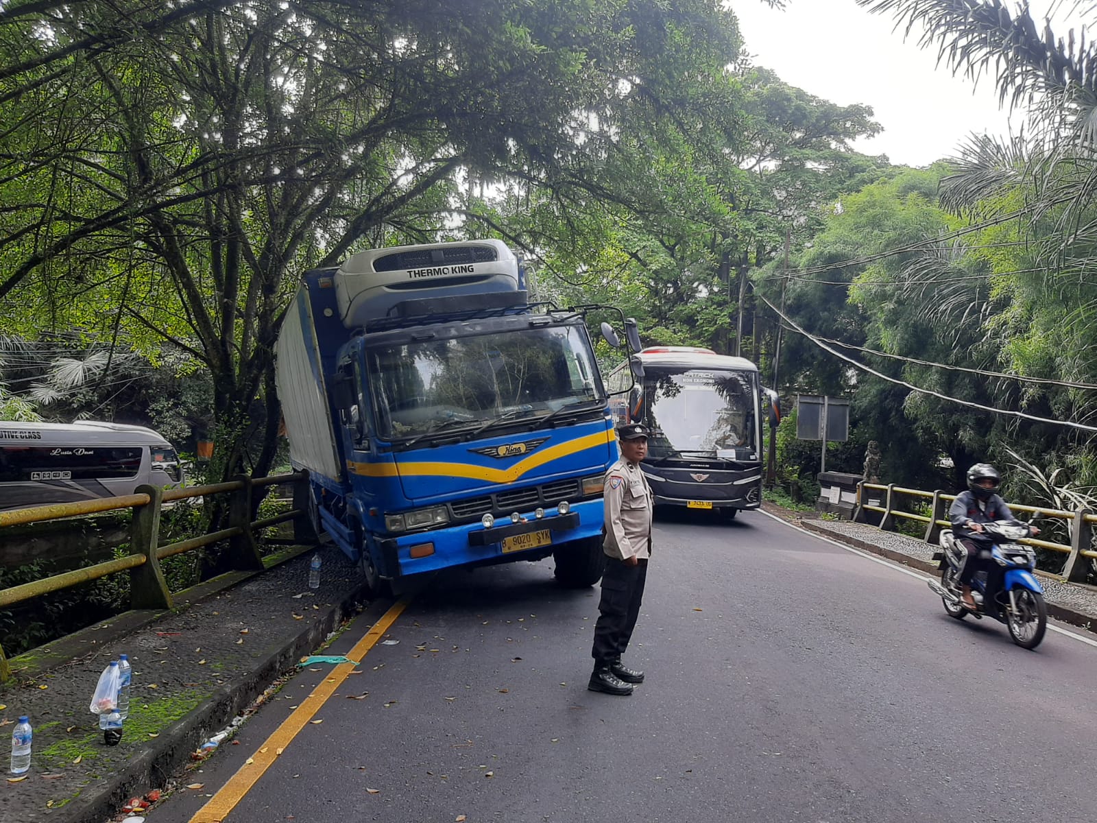 Proses evakuasi truk hino di jembatan kembar banjar Singin Desa Selemadeg Kamis pagi (20/2).